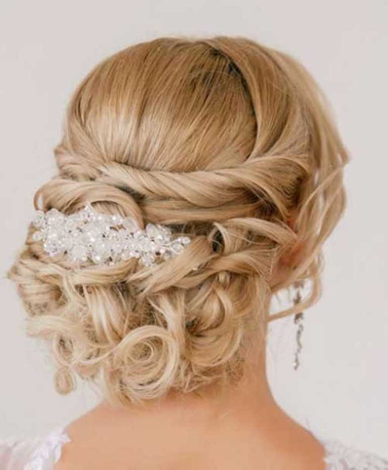 2. Braut-Messy Hochsteckfrisur für Lange Haare